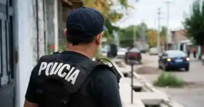 Se escapaban de una fiesta familiar y el final fue una persecución alocada con armas secuestradas