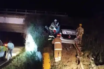 Chocó contra un terraplen, quedó atrapado y fue rescatado por los Bomberos Voluntarios de Monteros