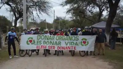 Un emotivo reconocimiento en la Vuelta de Trancas: la historia del ciclista que promueve la donación de órganos