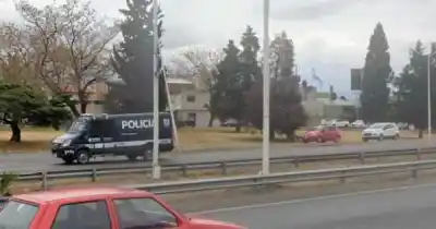 Se arrojó de una camioneta en marcha y su pareja terminó detenido: qué pasó en Guaymallén