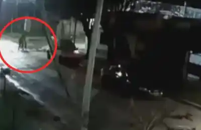 Dos mujeres escaparon por segundos de un secuestro en Ezeiza: las cámaras muestran todo