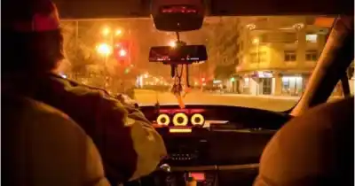Tomó un taxi en el centro y al llegar a su casa el viaje terminó con un cuchillo en la cara del conductor