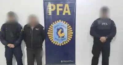 Bajó de un colectivo en San Luis y su pasado lo delató: terminó esposado y en un avión a Perú