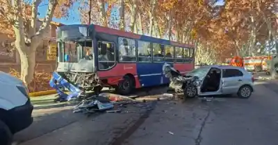 Se cruzó de carril y terminó atrapada: el violento choque contra un micro en Luján