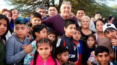 Inauguraron una cancha de fútbol con césped sintético en el club de barrio Los Naranjos