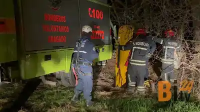 Quedó colgado de un árbol a metros del suelo y los bomberos tuvieron que hacer maniobras imposibles