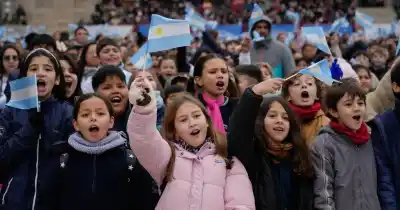 25 mil chicos llegan a Rosario: el Monumento reinaugurado y la vuelta de Milei marcan la Semana de la Bandera