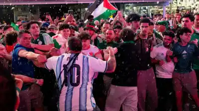 Caos en Times Square: hinchas de Argentina y Argelia se enfrentan horas antes del debut mundialista