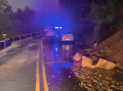 Derrumbe en la Ruta 307: Una mujer resultó ilesa tras caer una roca sobre su auto
