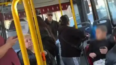 Colectivero echó a un nene con autismo por el volumen del celular: la mamá denuncia discriminación