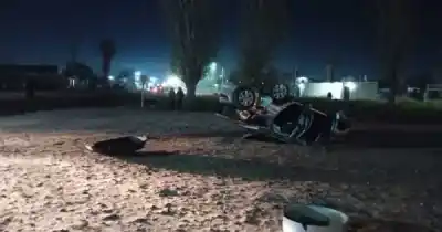 Choque y vuelco en Maipú: dos heridos y una camioneta terminó dada vuelta a 20 metros