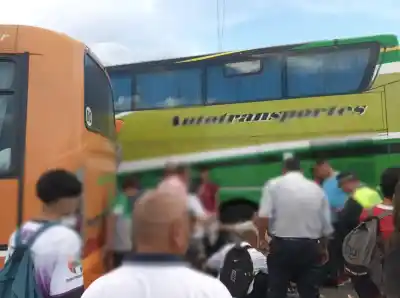 Grave accidente en la Terminal de Monteros: Chofer herido al chocarlo un Exprebus