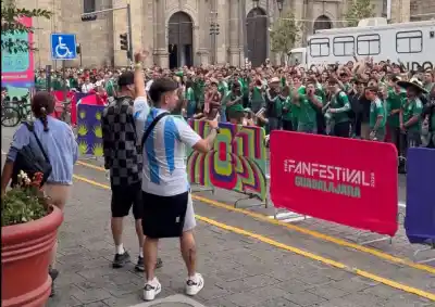 Caminó entre hinchas mexicanos con la camiseta de Argentina y lo que pasó es furor en redes