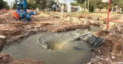 A horas del plazo oficial, vecinos de Los Corralitos denuncian que los vuelcos cloacales empeoraron