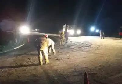 Caos en la Ruta 307: Derrame de gasoil y camión cruzado cortaron el acceso a los Valles