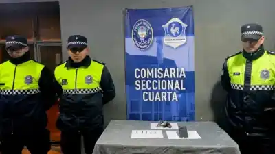 Le prestaba plata y la amenazó con un arma: allanaron su casa y encontraron esto