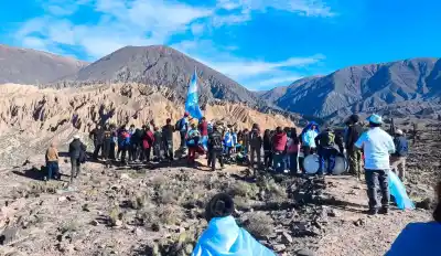 Caminaron hasta la cima de un cerro con banderas y sikus: la inesperada experiencia mundialista en Hornillos