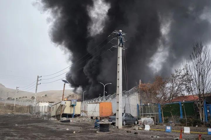 Mientras Irán elige a su nuevo líder, un depósito de Petróleo del Noroeste de Teherán quedó en llamas tras ser atacado anoche por Israel. Foto: EFE