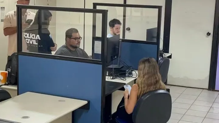 Agostina Páez durante las horas que pasó detenida en la Policía Civil de Brasil.