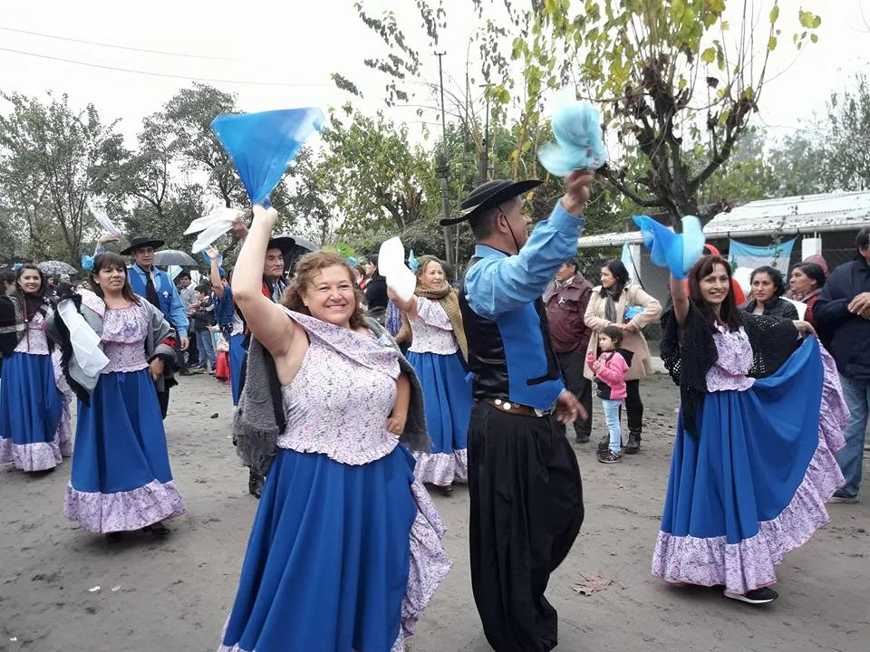 Agitar el pañuelo, escuchar artistas locales y mucho baile, son garantía asegurada de las peñas de Yonopongo