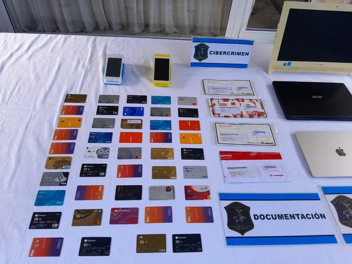 Parte de las tarjetas de crédito que sacó el abogado que estafó por cerca de 500 millones de pesos a sus clientes.