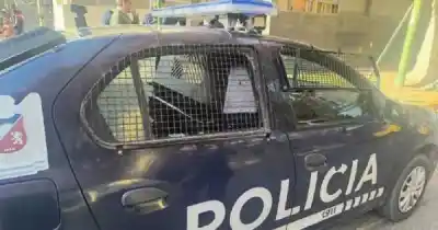 Detenido en Rivadavia: destrozó un patrullero y agredió a dos policías