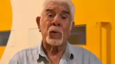 Se resbaló dos veces en la TV Pública: el susto de Raúl Lavié que preocupó a todos