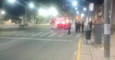 Trágico choque en Oroño y Gaboto: un motociclista perdió la vida tras impactar contra un colectivo