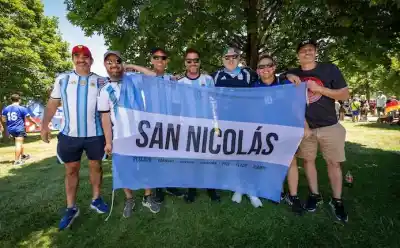 Se fueron a alentar a la Selección y terminaron moviendo un árbol: la insólita cábala que se volvió viral