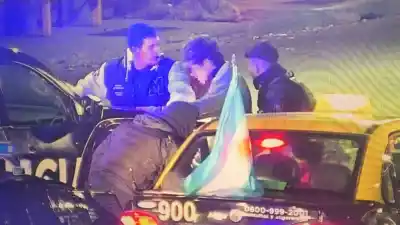 Padre e hijo adolescente asaltaron un local y escaparon en taxi: el video que los delató