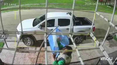 Festejos manchados: quiso robar la bandera argentina de una casa en Azul y rompió el mástil