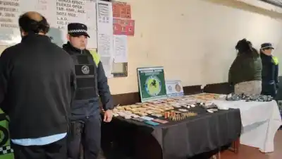 Circulaban en un auto sin patente y terminaron detenidos con drogas y tres millones de pesos