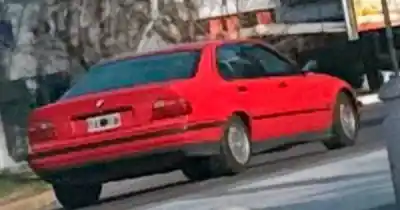 Iba con las luces apagadas, la Policía lo persiguió y terminó estrellando su BMW contra una casa