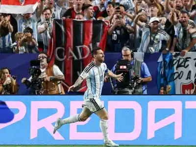La bandera de Pergamino que se coló en el festejo de Messi y dio la vuelta al mundo
