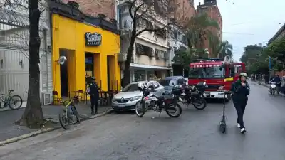 El susto en Barrio Norte: se incendió una hamburguesería y bomberos evitaron la tragedia