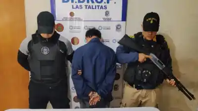 Iba caminando con un bolso y lo que hallaron adentro dejó helada a la policía
