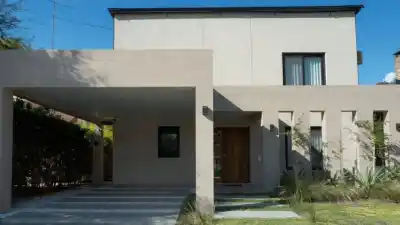 El fiscal Pollicita aprieta a Adorni: pide los nombres de quienes entraron y salieron de su casa en Indio Cuá