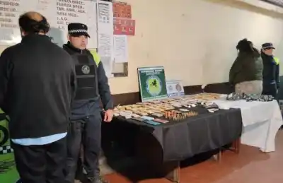 Circulaba sin patente en un auto y dijo que era Uber: lo que llevaba adentro dejó helada a la policía
