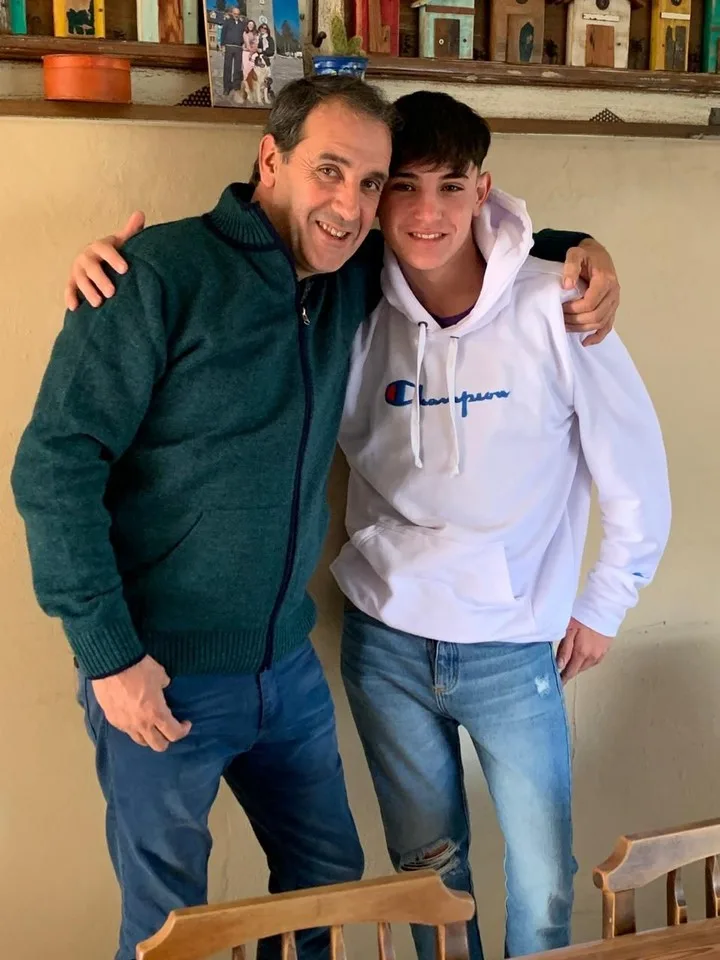 Mateo Lauga (19) murió en un choque en Lobería. En la foto, con su papá Fernando "Topo" Lauga.