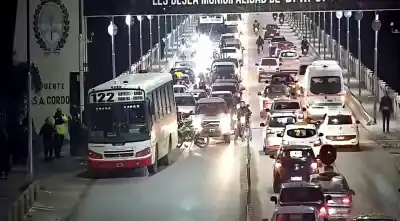 Un colectivo se incendió en pleno puente Lucas Córdoba: lo que hicieron los pasajeros para salvarse