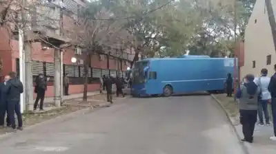 Insólito accidente en el juicio por Loan: el micro de los acusados chocó contra un árbol