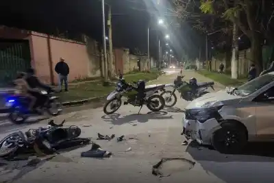 Impactante choque en Concepción: dos jóvenes hospitalizados tras chocar con un auto