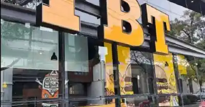 La misma hamburguesería, otro golpe: el video que delata al ladrón