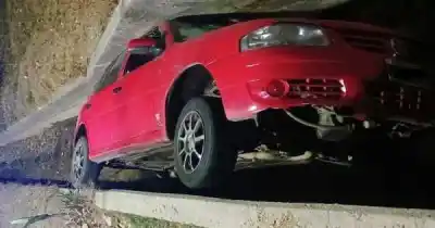Persecución y vuelco en San Rafael: lo que escondía el Volkswagen Gol que terminó en un desagüe