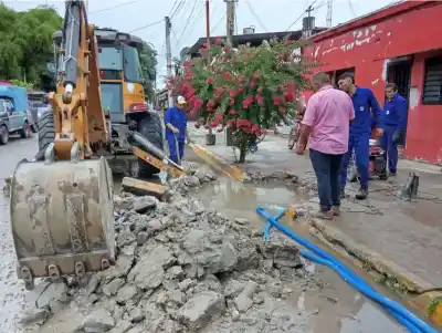 Monteros sin agua: Rotura de caño maestro afecta el centro de la ciudad