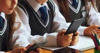 La DGE sale al cruce de la prohibición de celulares en las aulas y defiende su uso pedagógico