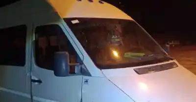 Lo pararon en un control y descubrieron que llevaba 11 obreros sin permiso: el vehículo quedó secuestrado