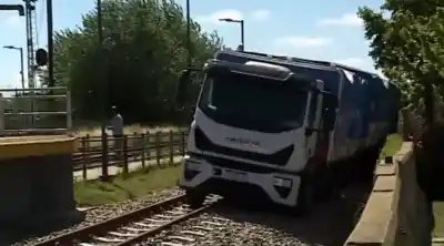 ¡Insólito! Camión tucumano con 40 toneladas de papas queda atascado en vías de Merlo por seguir al GPS
