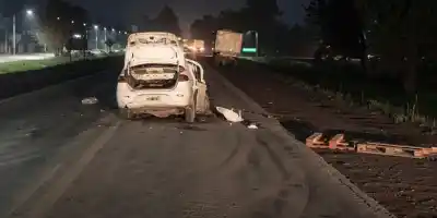 Un taxi se incrustó contra una rastra cañera en la Ruta 9: un herido grave y alerta por la zafra