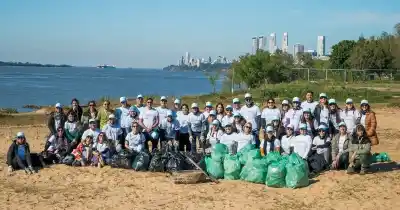 Más de 50 voluntarios de Personal limpiaron y forestaron la costa del Paraná en Rosario